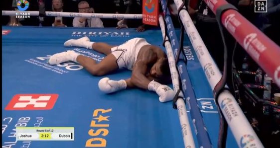 Hassanwellss's tweet photo. The ref seen this and started counting? 😂😂 https://t.co/qx7lZSr1Je