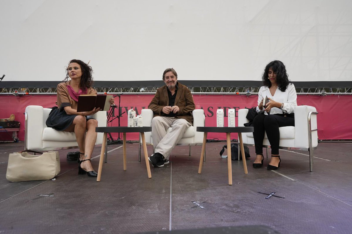festdelasideas's tweet image. 📚✨ En "Poesía y catarsis" con Luis García Montero, Raquel Lanseros y @majobruna
 Bragado, exploramos cómo la poesía construye, modula o destruye nuestras realidades. Reflexionamos sobre las palabras gastadas, las «rotas» y las que callamos. #FDI24