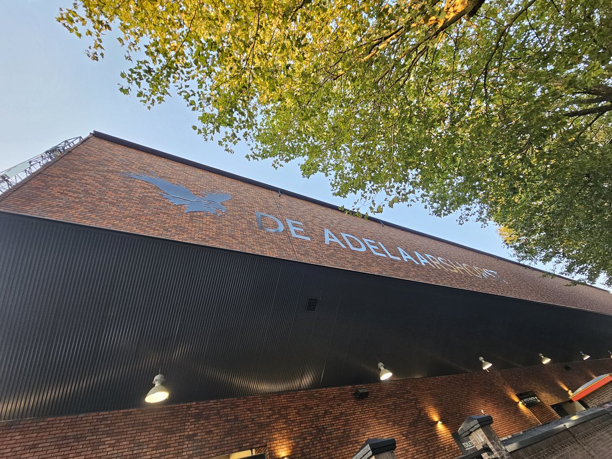 Nee: de Adelaarshorst is inderdaad niet meer van deze tijd. Maar roepen dat dit prachtige voetbalkathedraaltje gesloopt moet, en dat de bespeler moet verhuizen naar een vorm- en zielloze betonbak op een parkeerplaats? Da's cultuurbarbarij. Handen af van de Adelaarshorst! #gaeaja
