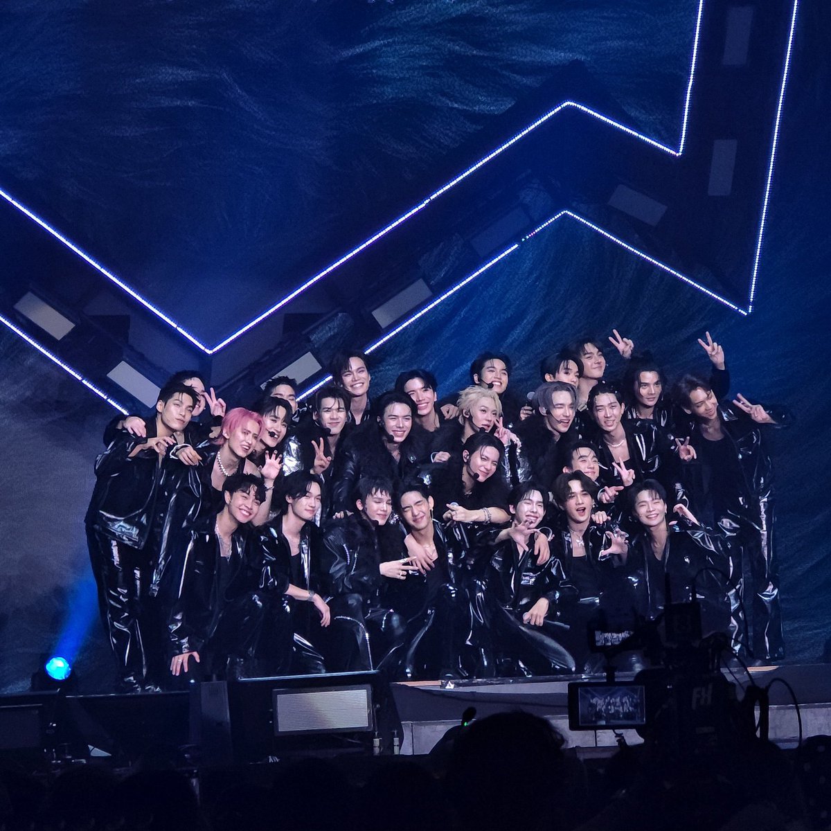 Chapchampp's tweet photo. วันนี้ดีใจที่ได้เจอทุกคนอีก นานๆทีเราจะได้มารวมตัวกัน ทุกคนอยู่กับพวกเราไปนานๆนะ ซัพพอตพวกเราไปแบบนี้ และที่สำคัน Lykn วันนี้คือสุดยอดมาก เติบโตไปด��วยกันน้าา แช้มกับเพื่อนๆ จะตั้งใจมีผลงานให้ทุกคนได้ติดตามนะ อย่าเพิ่งหนีกันไปไหนหล่ะ!!!! รักยูว รักบิ้บเบิล หัวใจล้านนน #LYKNConcert https://t.co/JVO862sLVt