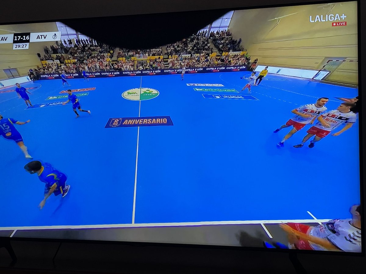 LEIVAJuani's tweet photo. Que chapuza de retransmisión @LaLigaPlus Balonmano Liga “Profesional” @ASOBAL  @BalonmanoNava y @atlvalladolid, que mareo más grande se pilla, una sola cámara que nunca quieta y que parece la de seguridad del pabellón, que planazos #LigaProfesional? https://t.co/QWhoQ8bfMB