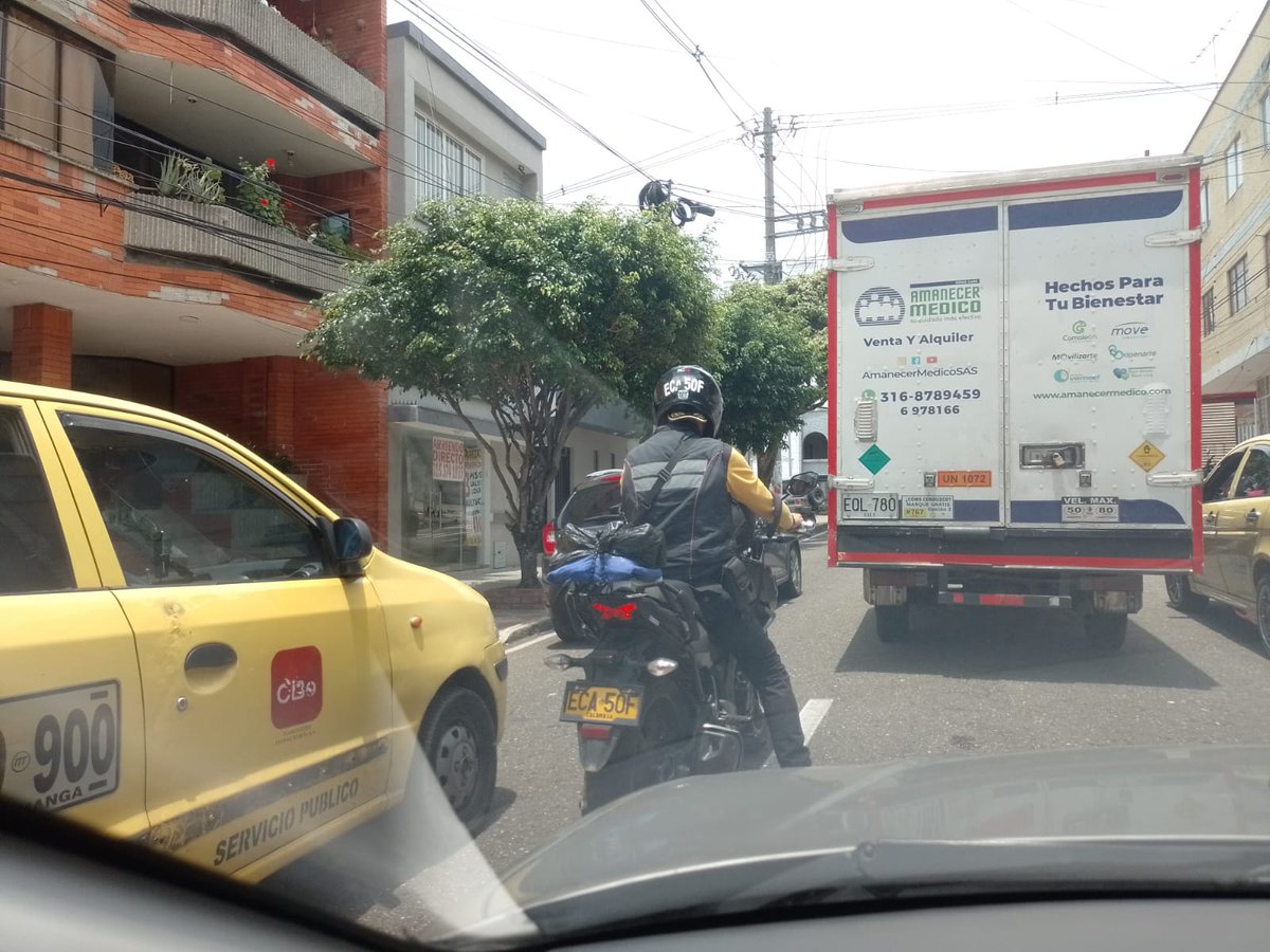 metropolitano_X's tweet image. #AEstaHora Se registra congestión vial en sectores de #Cabecera, #Sotomayor, #ElPrado, #LaFloresta y #MejoraPúblicas ante el cierre de la carrera 27 para el desfile de carros antiguos y clásicos de la #FeriaBonita. Las carreras 29, 30, 33 y 36 junto con las calles 34, 36, 48, 52