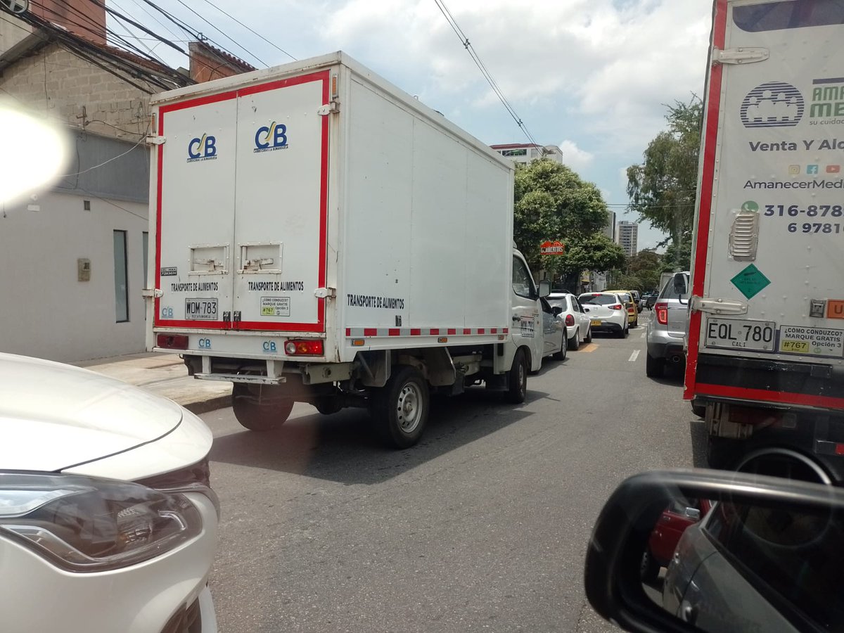 metropolitano_X's tweet image. #AEstaHora Se registra congestión vial en sectores de #Cabecera, #Sotomayor, #ElPrado, #LaFloresta y #MejoraPúblicas ante el cierre de la carrera 27 para el desfile de carros antiguos y clásicos de la #FeriaBonita. Las carreras 29, 30, 33 y 36 junto con las calles 34, 36, 48, 52