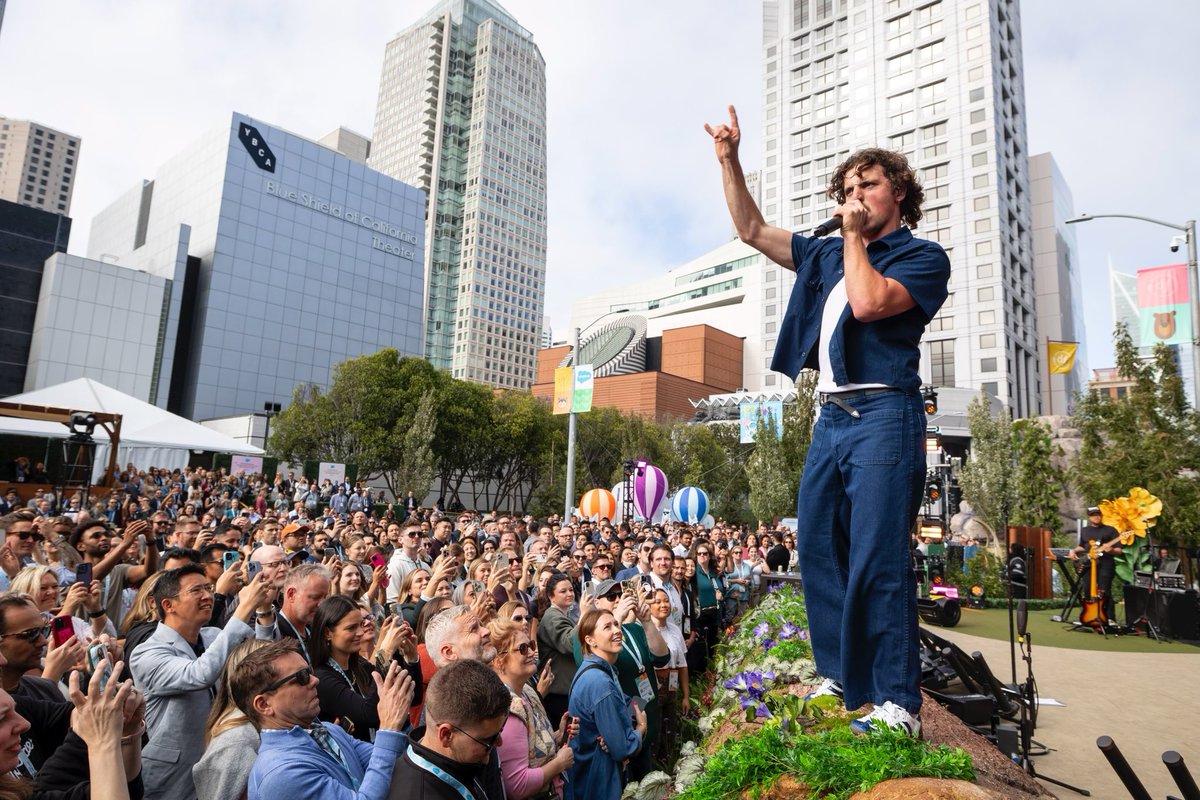 Benioff's tweet photo. San Francisco has once again been incredibly clean, beautiful, and safe (not even one major incident) for the last 3 days of Dreamforce, and it is a gift that the city is able to put its best foot forward for the tech industry’s largest event that brings in over 45K people from around the world, and over $100M to our economy. (And we have raised over $100M for our local public hospital UCSF!) Thank you to our amazing SFPD, SFFD, CHP, DHS, Hotel Workers, Hotel Unions, SF Giants, & SFGOV all working together as one amazing team! Once again San Francisco has shown it can do something truly exceptional!  ❤️🌁🌉
