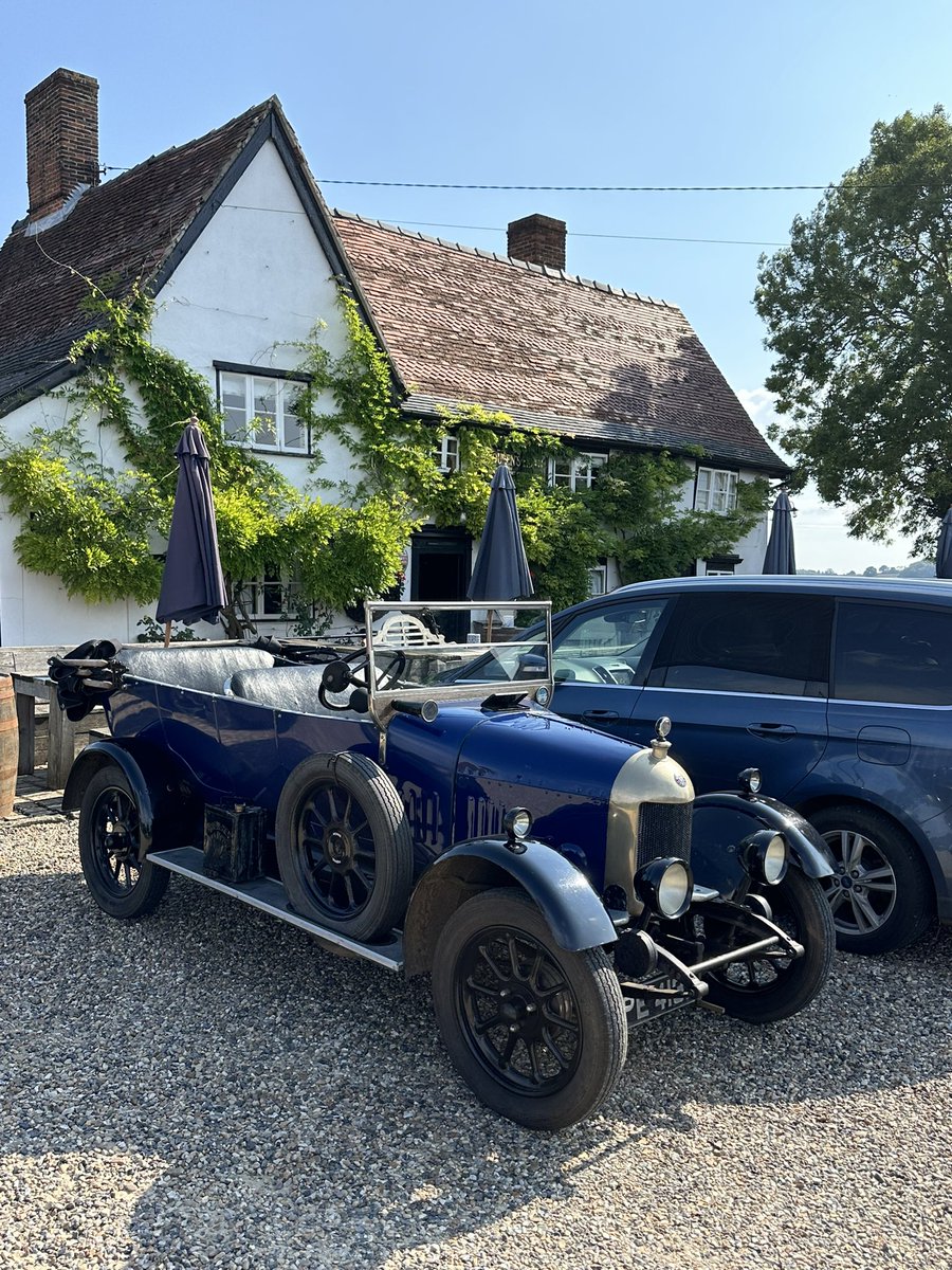 Percival Bullnose at the Hawkedon Queens Head today - lovely drive out in perfect weather! @Sammydwills <a href="/dan_2PARA/">Dan Bridges 🆎️</a> <a href="/Jessiew0908/">Jessie Bridges</a> <a href="/natalie_f1992/">Natalie Fawcett</a>