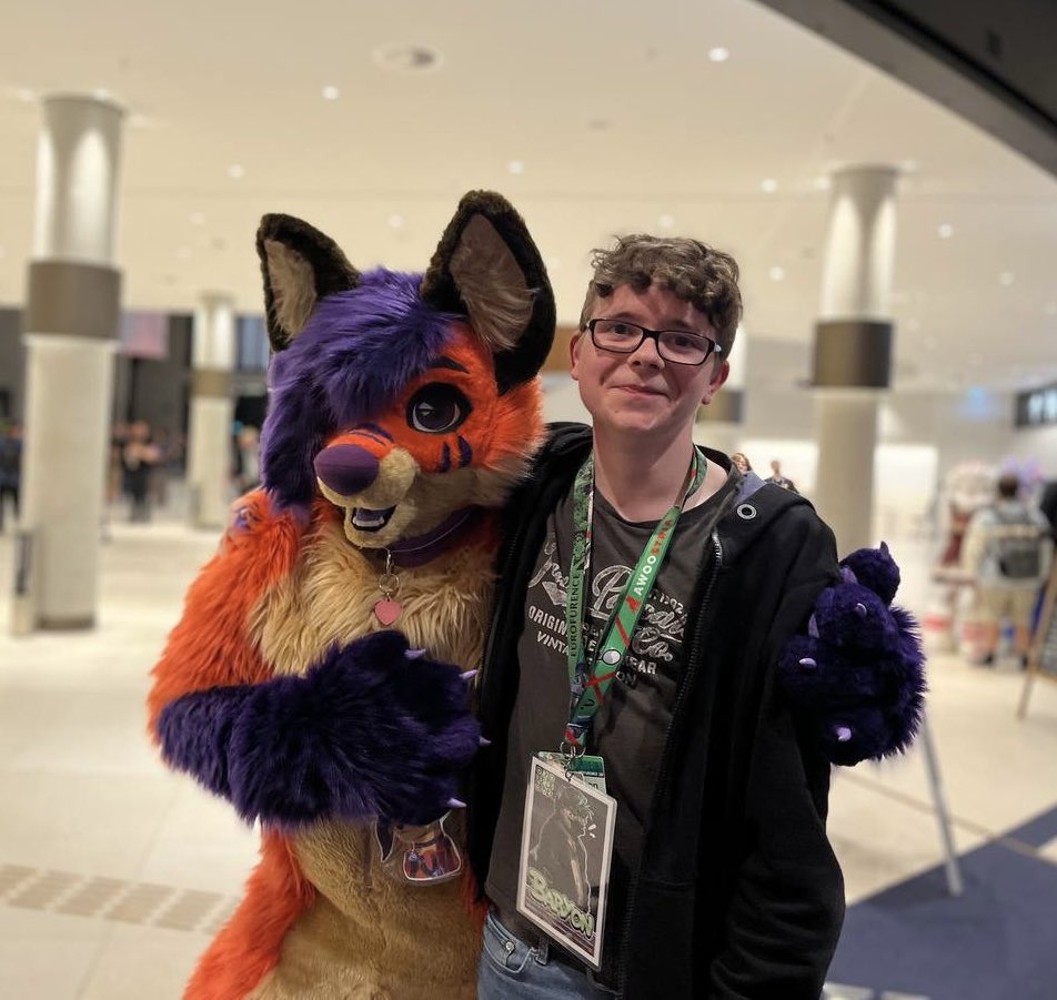 Wonderful picture with <a href="/Yuji_the_fox/">ㄚㄩﾌ丨🦊</a> 
a really beautiful suit!