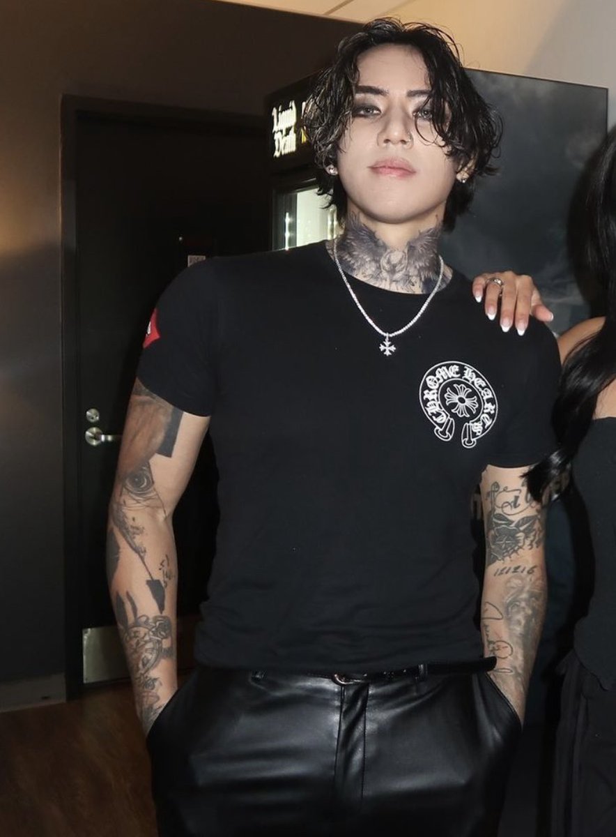 miitoreborn's tweet image. RAWR RAWR RAWRRR IAN