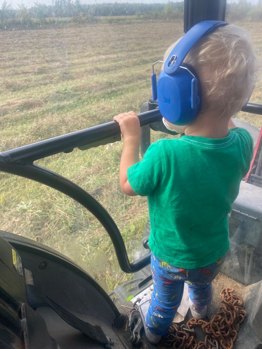 k_lyons55's tweet photo. May take a little longer but have some great company in the hay field today #hay24 #1cut https://t.co/kyZxJzESK7