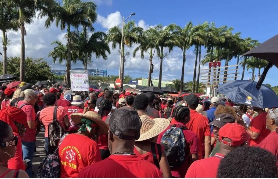 Oxitan30's tweet image. On dépense des milliards pour des clandestins et on laisse nos outre-mer tomber en lambeaux..
Je préfère payer des impôts pour aider nos compatriotes d'outre mer plutôt que pour financer l'immigration illégale.
#BFMTV #Cnews #faceabockcote #FAH