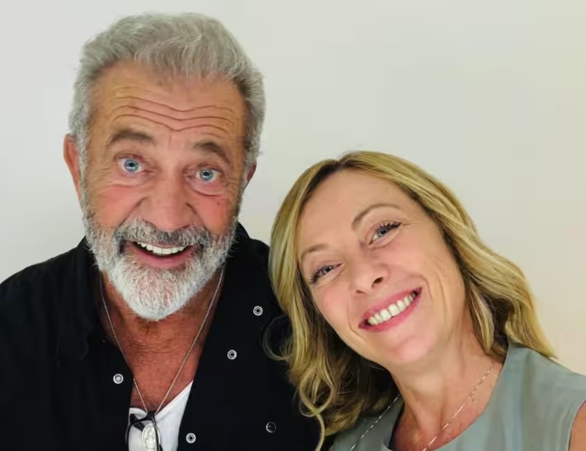 doonie's tweet photo. La presidente del Consiglio pubblica questa foto con Mel Gibson nel bel mezzo dell'ennesima alluvione in Romagna.

Questo è un limpidissimo esempio della distorsione della politica pop: quando essa diventa un fine (a se stesso) e non un mezzo (per potenziare l'effetto di scelte politiche) diventa un boomerang.

E di solito, quando avvengono questo genere di errori, vuol dire che si ha paura di perdere consenso e che si sta perdendo la lucidità.

Sarà lungo, sarà oscuro, ma questa foto sembra più l'inizio del declino che la prova che tutto va bene.