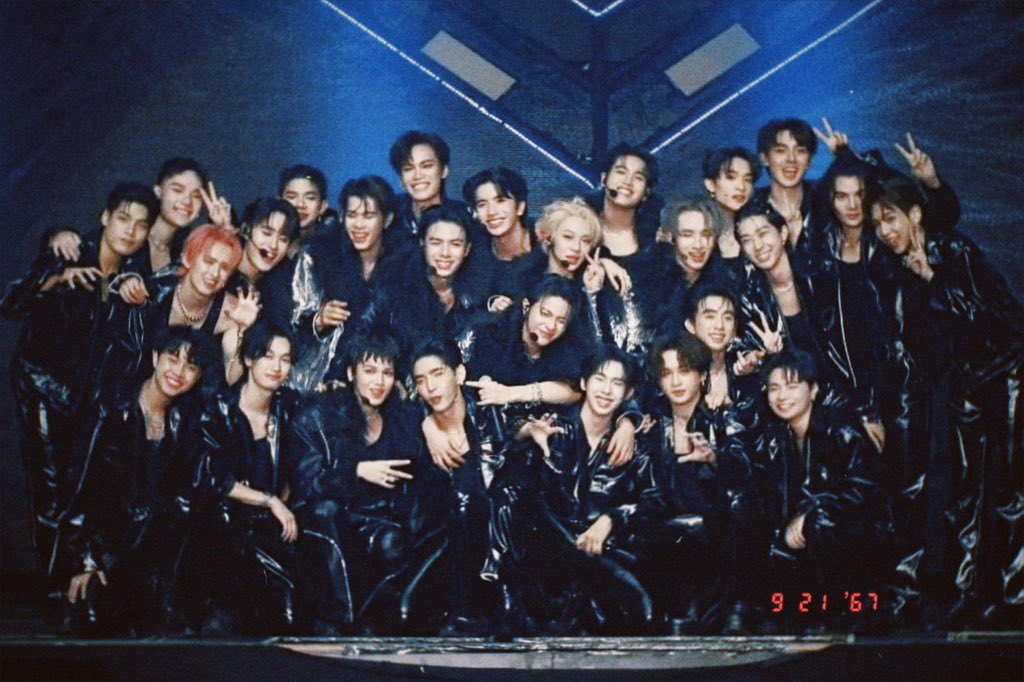deawdadadeaw's tweet photo. 21.09.24 
กลับมาขึ้น stage พร้อมหน้าพร้อมตาในรอบปี เปนแนวคิดถึงเกินนนนนน วันนี้คือใจฟูที่สุดดดด คงจำวันนี้ไม่ลืมถึงแม้จะเป็นแค่ส่วนเล็กๆของคอนเสิร์ตนี้ ดีใจกับ lykn ที่เดินมาทางถึงวันนี้ ดีใจที่มีคนรักพวกเอ็งเยอะมากขนาดนี้ ดีใจที่ได้กลับมาเจอทุกคน ดีใจที่ได้มาเป็นส่วนห��ึ่งของคอนเสิร์ตครั้งนี้ เอาจริงคือเหมือนได้เติมไฟมากมากและก็รส.ว่าความฝันผมได้เติมเต็มไปอีกหนึ่งในเส้นทางนี้ ดีใจและยินดีที่ได้พบกันนะ :-) #ProjectAlphaTh #LYKNConcert #LYKN #RISERMUSIC #GMMTV