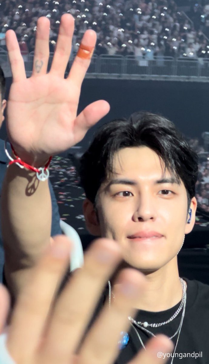 moonraiijeu's tweet photo. some fans said wonpil kept looking at his finger and by the encore, he suddenly had a band aid on 🥹😭😭😭 https://t.co/QnKP9hhJKj