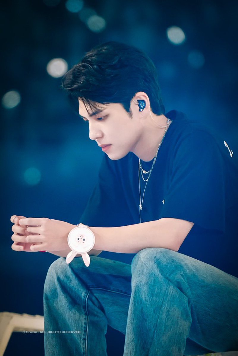 moonraiijeu's tweet photo. some fans said wonpil kept looking at his finger and by the encore, he suddenly had a band aid on 🥹😭😭😭 https://t.co/QnKP9hhJKj