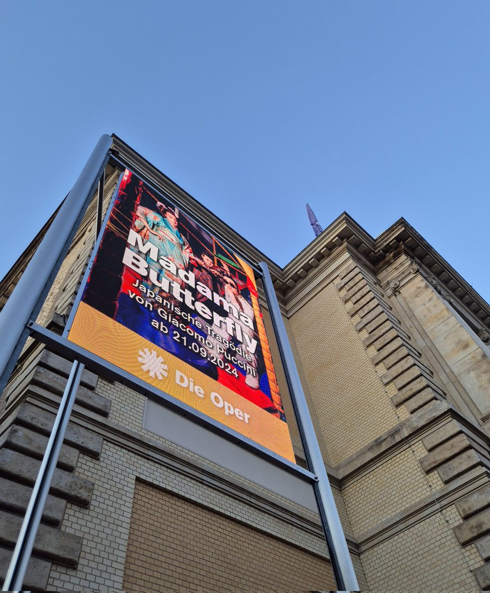 Opernjunkie's tweet photo. "Vogliatemi bene, un bene piccolino..."
Die Hoffnung stirbt zuletzt, die #OperHalle eröffnet ihre Saison mit einer neuen #MadamaButterfly, der achten Inszenierung seit der Erstaufführung 1909 und der ersten seit knapp 30 Jahren 🇯🇵🗡️🇺🇸 #Puccini #Premiere https://t.co/Uazh3Dk9wJ