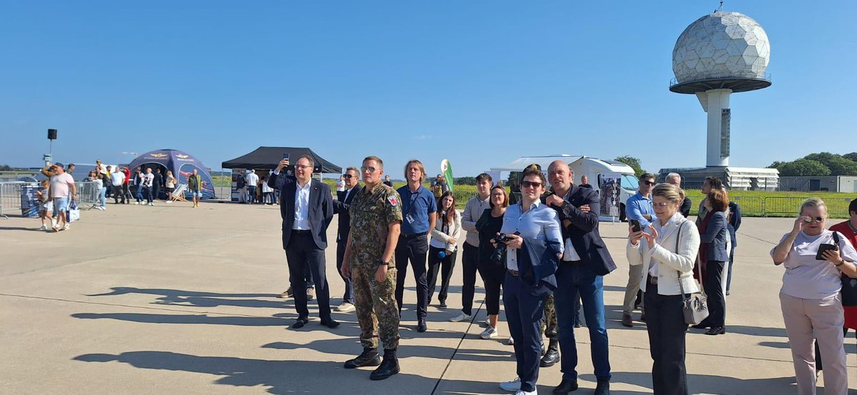 ClaireLignieres's tweet photo. Merci Mme la Ministre @Yuriko_Backes et @ArmyLuxembourg pour votre invitation à découvrir les Luxembourg Defence #OpenAirDays où sont notamment présentés un #A400M et un @AirbusHeli H145M.
@Armees_Gouv https://t.co/TYV3BvzHO6