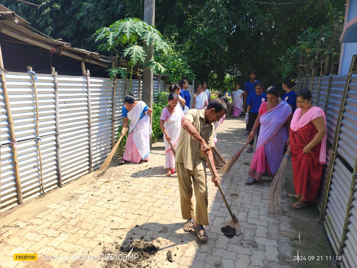 HariUnit's tweet photo. "Swachhata hi seva 2024" এই কাৰ্যসূচীত প্ৰতিপালিত গাঁওত পুৰুষ মহিলা সকলোকে "স্বচ্ছতা "সম্পৰ্কে সজাগ কৰা হয়। লগতে তেওঁলোকে আমাৰ চাফাই অভিযানত সহযোগ কৰে ।হৰি- গায়ত্ৰী দাস কলেজ  এন  এছ এছ ইউনিট । @GUCampusNSSUnit @nss_rdguwahati https://t.co/6dk1yhv5og