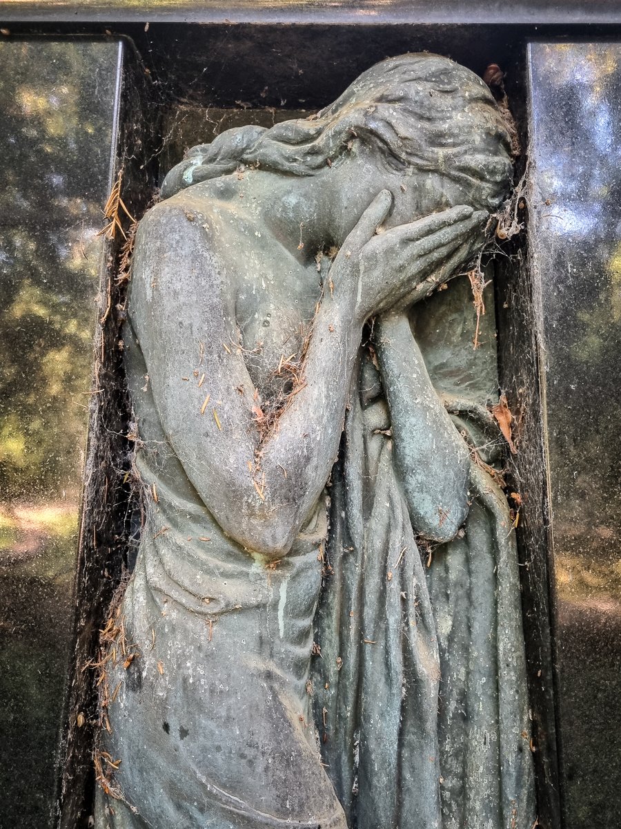 sdhaddow's tweet photo. We live across the street from the most famous #cemetery in Denmark - Assistens Kirkegård. I like to spend time hunting for the recurring symbolic motifs that decorate the grave markers. Here's a thread with a few common motifs we saw on our walk today. https://t.co/0pt9ajyQAq