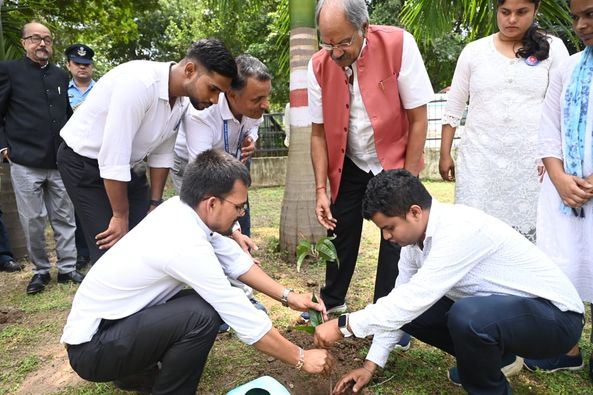 पं. रविशंकर शुक्ल विश्वविद्यालय रायपुर का 61वां स्थापना दिवस समारोह का आयोजन दिनांक 20.09.2024 को राज्यपाल एवं कुलाधिपति माननीय श्री रमेन डेका की गरिमामयी उपस्थिति में सम्पन्न हुआ। इस कार्यक्रम में रायपुर लोकसभा के सांसद माननीय श्री बृजमोहन अग्रवाल विशिष्ट अतिथि रहें ।