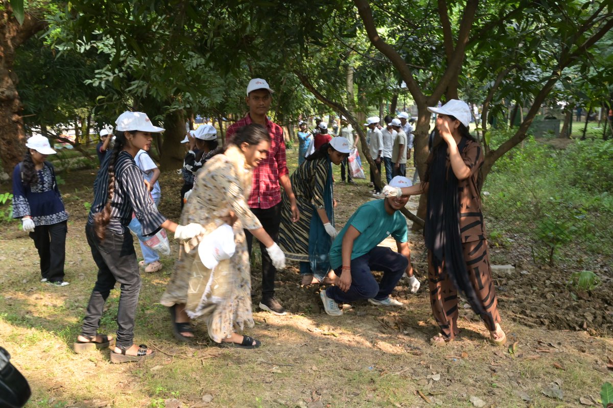 स्वच्छता ही सेवा अभियान स्वच्छ भारत मिशन के अंतर्गत राष्ट्रीय सेवा योजना पण्डित रविशंकर शुक्ल विश्वविद्यालय के द्वारा दिनांक 21 सितंबर 2024 को कलेक्टोरेट कार्यालय के समीप नगर निगम के ऑक्सीजोन में विश्वविद्यालय  स्तरीय स्वच्छता जागरूकता कार्यक्रम का आयोजन किया गया।
