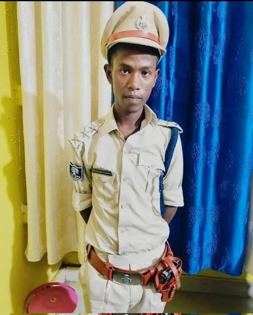 varpa2010's tweet image. 2 लाख में आईपीएस बनना एक मात्र खबर नही है,
"कितनी अशिक्षा है" ये देखिए 
आज के दौर में भी एक 18 साल का लड़का कैसे 2 लाख रुपया दिया होगा, उसको इस पोस्ट की जानकारी नही होगी..पर शायद सरकारी नौकरी के लालच ने उसे फसा दिया हो।

#FakeIPS #hamster #LUFC