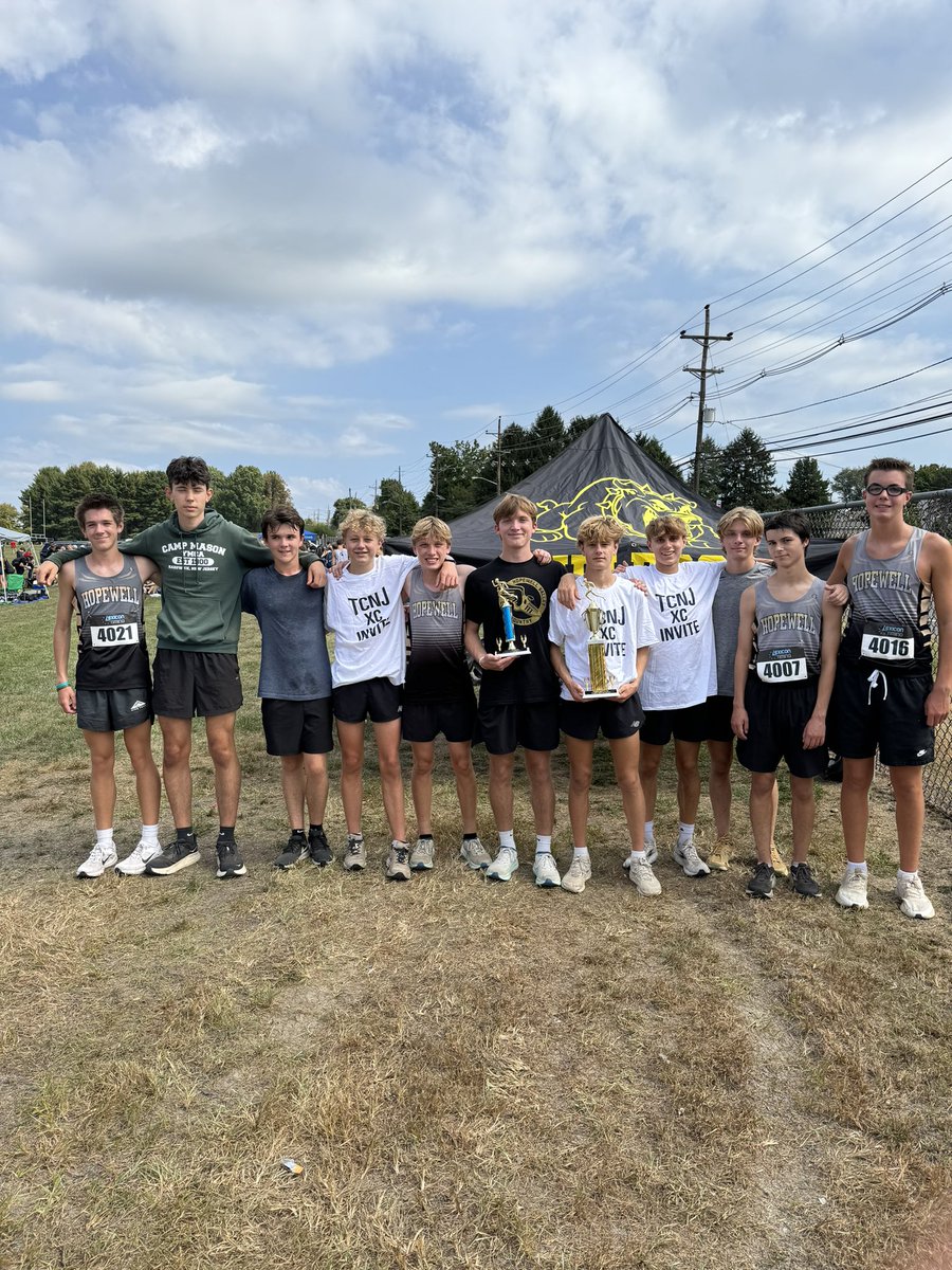 In the varsity race Silas Allevik was 2nd overall followed by Finn Curly 4th, Ethan Darst 8th, CJ Vickery 11th and Mason O’Connor 13th