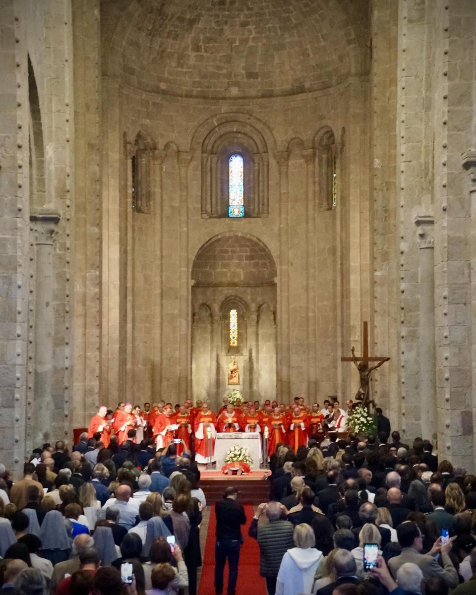 comusantjulia's tweet photo. El cònsol major @Cerni_Cairat i el conseller menor han assistit en representació del Comú a l’ordenació del bisbe coadjutor d’Urgell, Josep-Lluís Serrano Pentinat
#bisbe #santjuliadeloria
@BisbatUrgell https://t.co/fsLfJThnu6