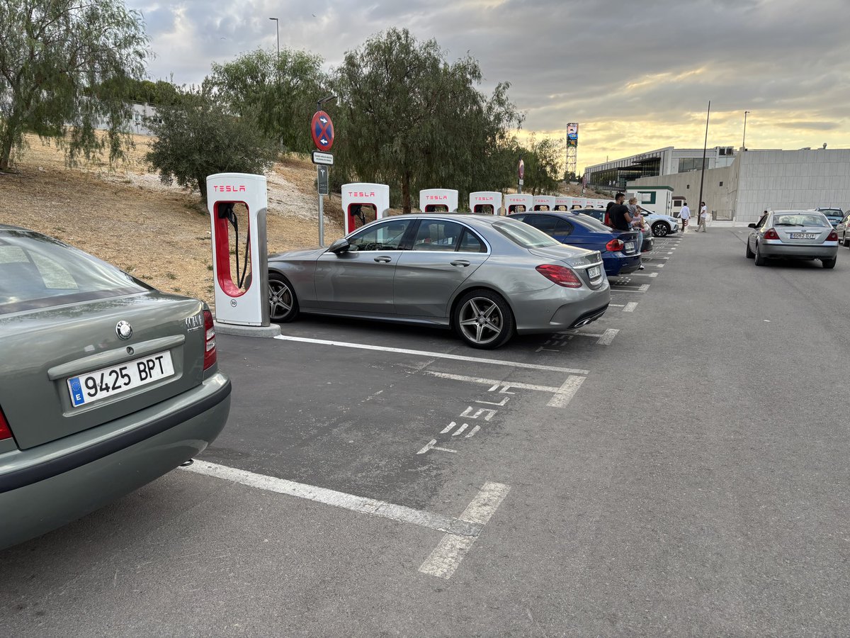 Como siempre, los Teslacharger del centro comercial Jaén Plaza ocupados por coches no eléctricos. Ocupando una plaza que no es para ellos. Éste es el nivel <a href="/PoliciaLocalJae/">Policía Local Jaén</a> <a href="/Tesla/">Tesla</a> <a href="/teslaeurope/">Tesla Europe, Middle East & Africa</a>