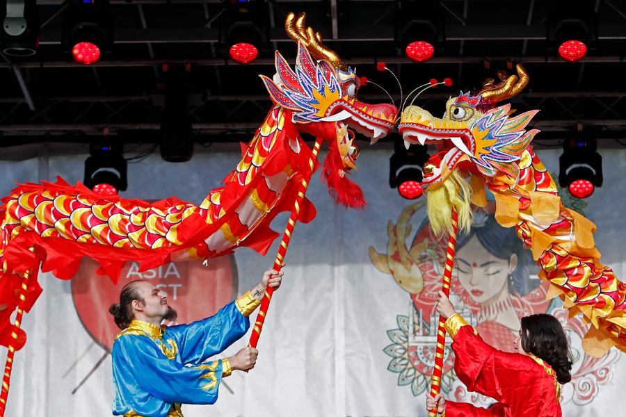 XHNews's tweet photo. #AsiaFest kicked off in #Bucharest Friday, bringing together vibrant product displays, delicious food experiences, captivating art performances, cultural exhibitions, and handcraft workshops from across Asia! #CulturalExchange https://t.co/nmWbtOuHX2