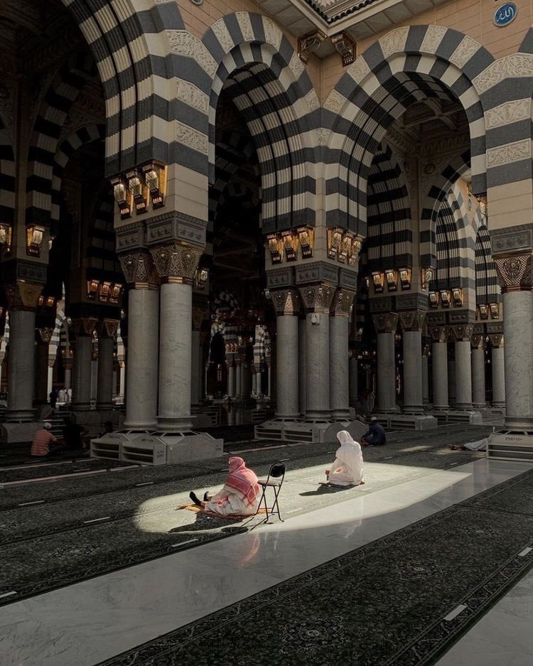 "هُوَ الرَّحمَنُ جَابِرُ كلِّ قَلبٍ
لَطِيفٌ فِي المَسَرَّةِ وَالبَلَاءِ"