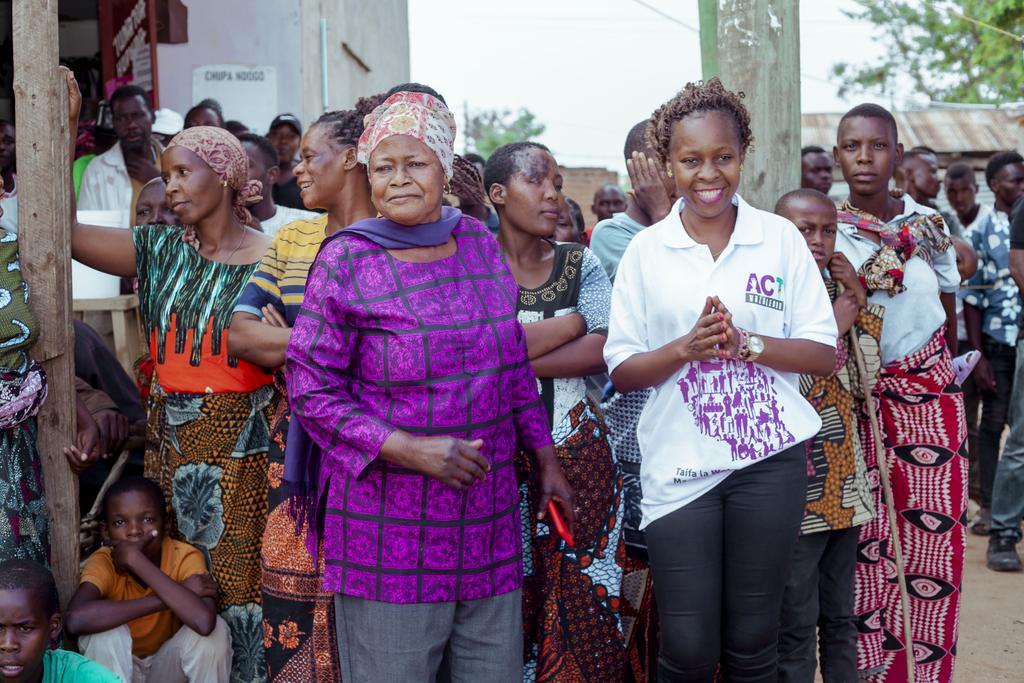 ACTBarazaKivuli's tweet photo. Leo Septemba 21, Waziri Kivuli wa Viwanda na Biashara, Ndugu @Mwanaishamndeme amehutubia mkutano wa hadhara uliofanyika Jimbo la Kisesa Mkoani Simiyu.

Ndugu Mndeme yuko katika ziara ya Katibu Mkuu @AdoShaibu Kanda Ziwa na Dhahabu.

#Miezi10 #WanachamaMilioni10
@ACTwazalendo https://t.co/9s2UZC54V0