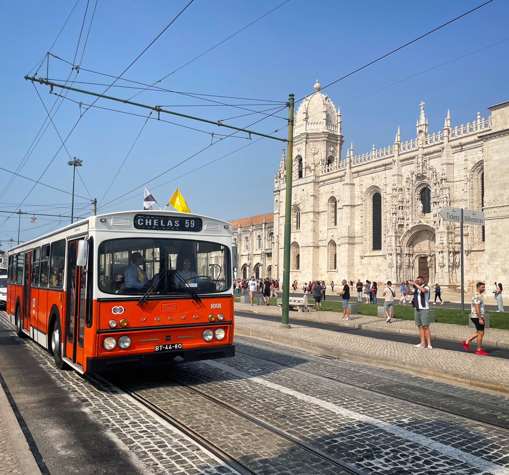 Uma vez por ano, em setembro, a 🟡Carris (Lisboa) faz um desfile dos "clássicos". Material circulante de 🚋elétricos e 🚌autocarros.

Durante o dia podem-se ver e fotografar no percurso Sto. Amaro — Algés.

É assim que se valoriza a história da cidade e do transporte público 🙌🏼