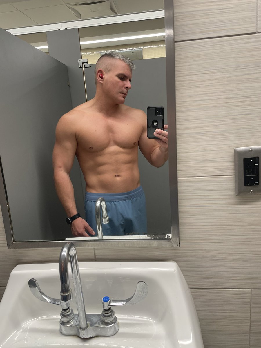 derek_jordanx's tweet photo. Trying to stay in shape https://t.co/8lDobAt8Kh