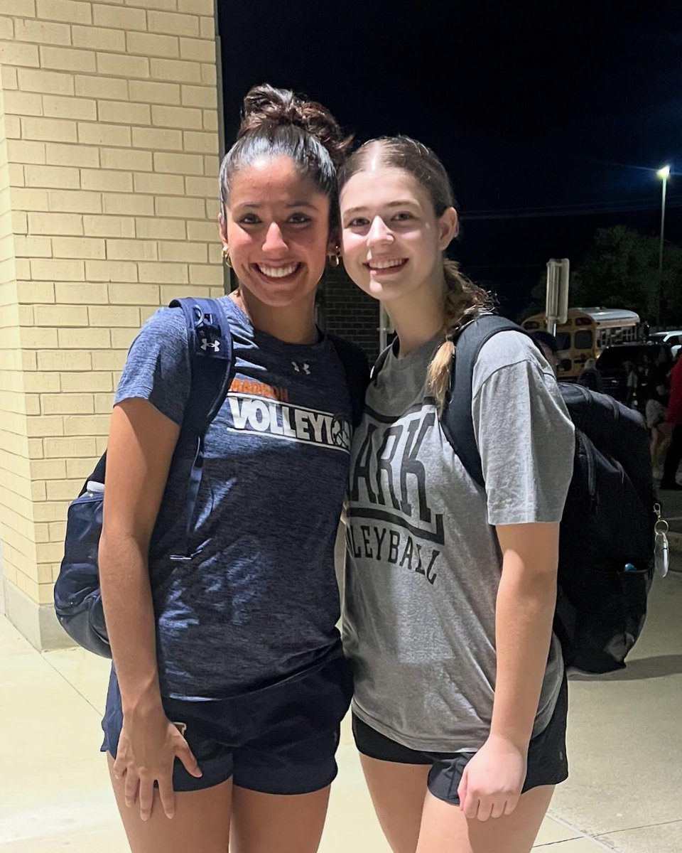 Last night 2 of our favs battled it out on the court! Eva Hernandez and Grace Garrett (17 Adidas). Way to represent Sa Juniors! 👏🏽🩵
