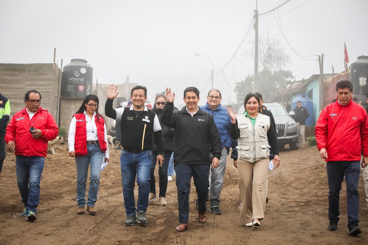 MidisPeru's tweet photo. El ministro Julio Demartini llegó al asentamiento humano Programa Familiar para dar inicio a la intervención multisectorial “Frío Cero”, y entregar frazadas a las personas más vulnerables que afrontan diariamente las bajas temperaturas. Así mismo, el representante del Midis visitó la olla común “Las Fundadoras”, donde fue recibido por el alcalde del distrito de Santa Rosa, George Robles, y las madres de familia, quienes cocinaron pescado frito con frijol y arroz.
