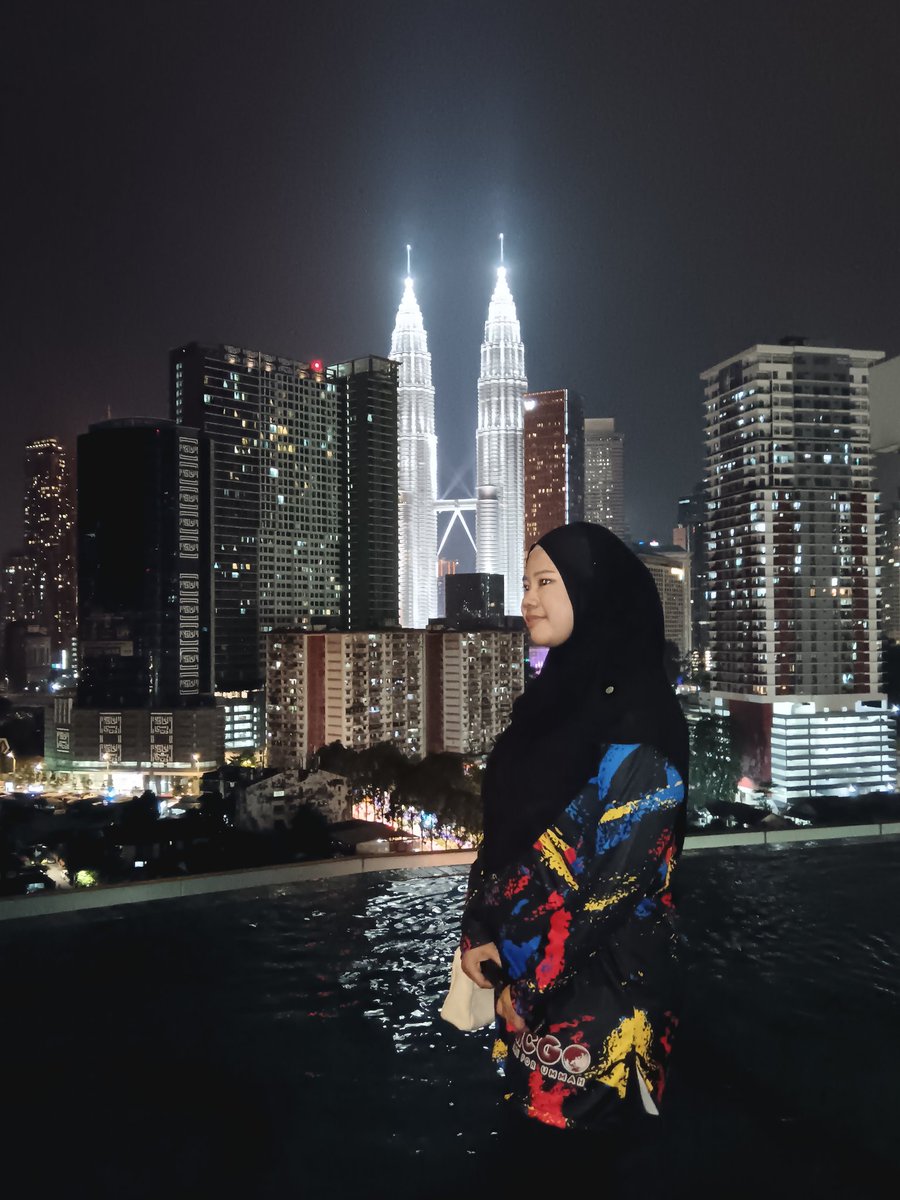 Enjoy the night view Of KLCC in middle of night at swimming pool is sooo chilling 😍✨🌆