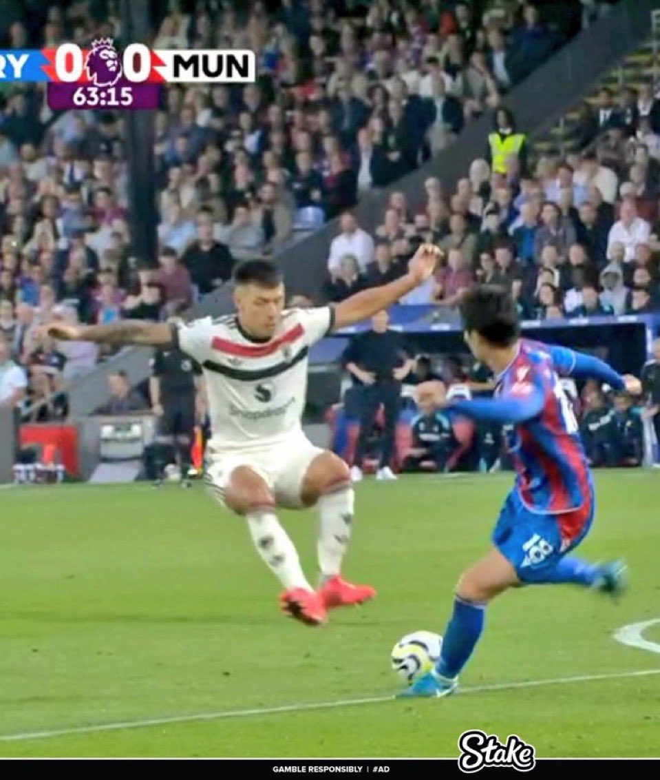 latififan102's tweet photo. martinez making a tribute to palace is so cute of him https://t.co/Bm0qt7H4eq