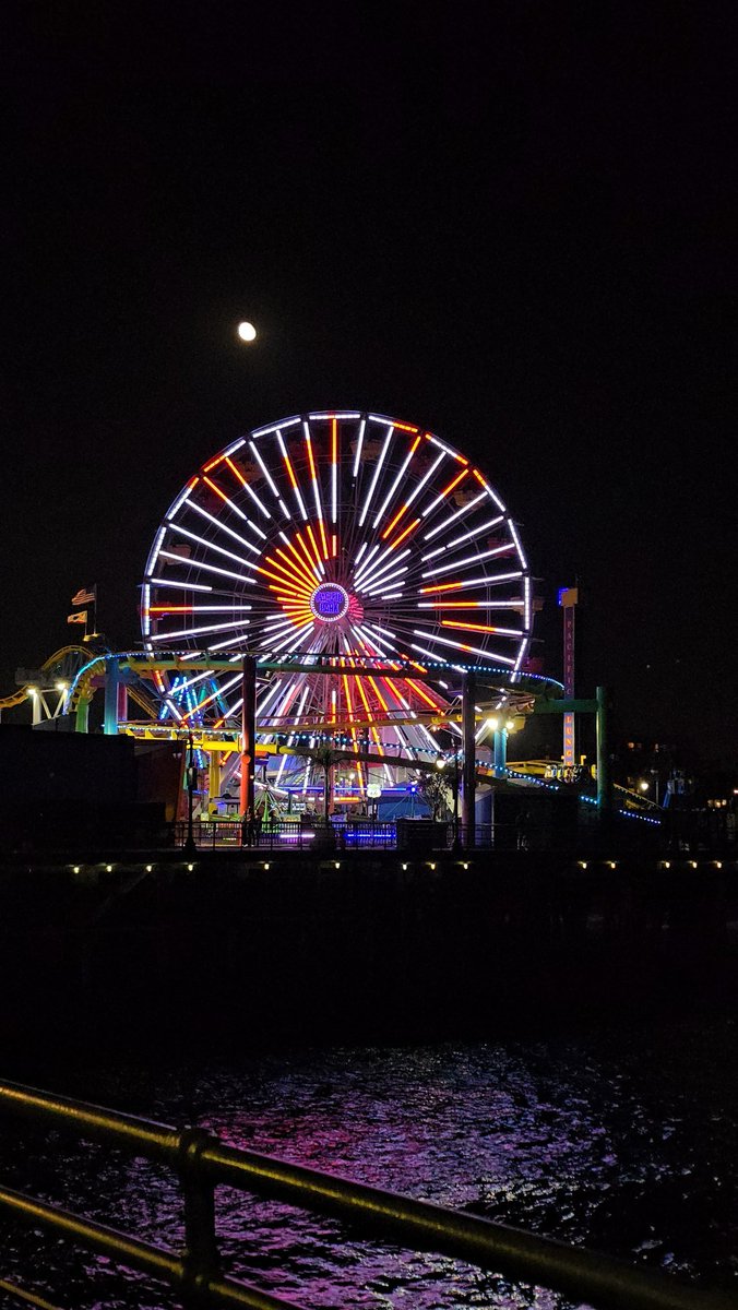 christinaderosa's tweet photo. Can we talk 👄 about the moon 🌙 🌚
I'm always adoring LA LUNA.
The ferris wheel 🎡 is pretty cool, too..
#CAdream
#SantaMonica
#weekendfun https://t.co/pqm7T5AYVp