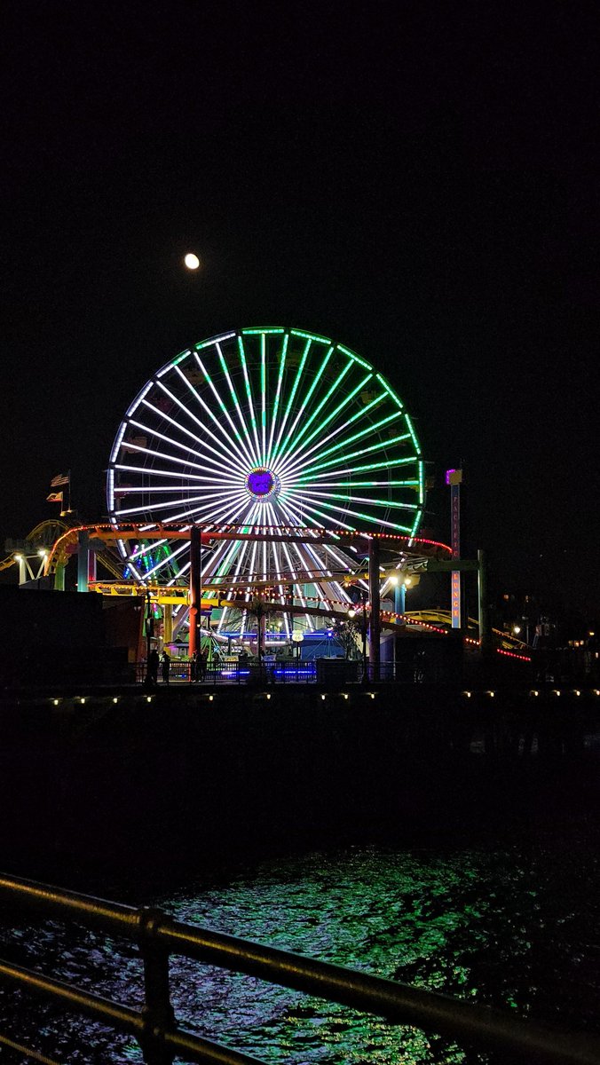 christinaderosa's tweet photo. Can we talk 👄 about the moon 🌙 🌚
I'm always adoring LA LUNA.
The ferris wheel 🎡 is pretty cool, too..
#CAdream
#SantaMonica
#weekendfun https://t.co/pqm7T5AYVp