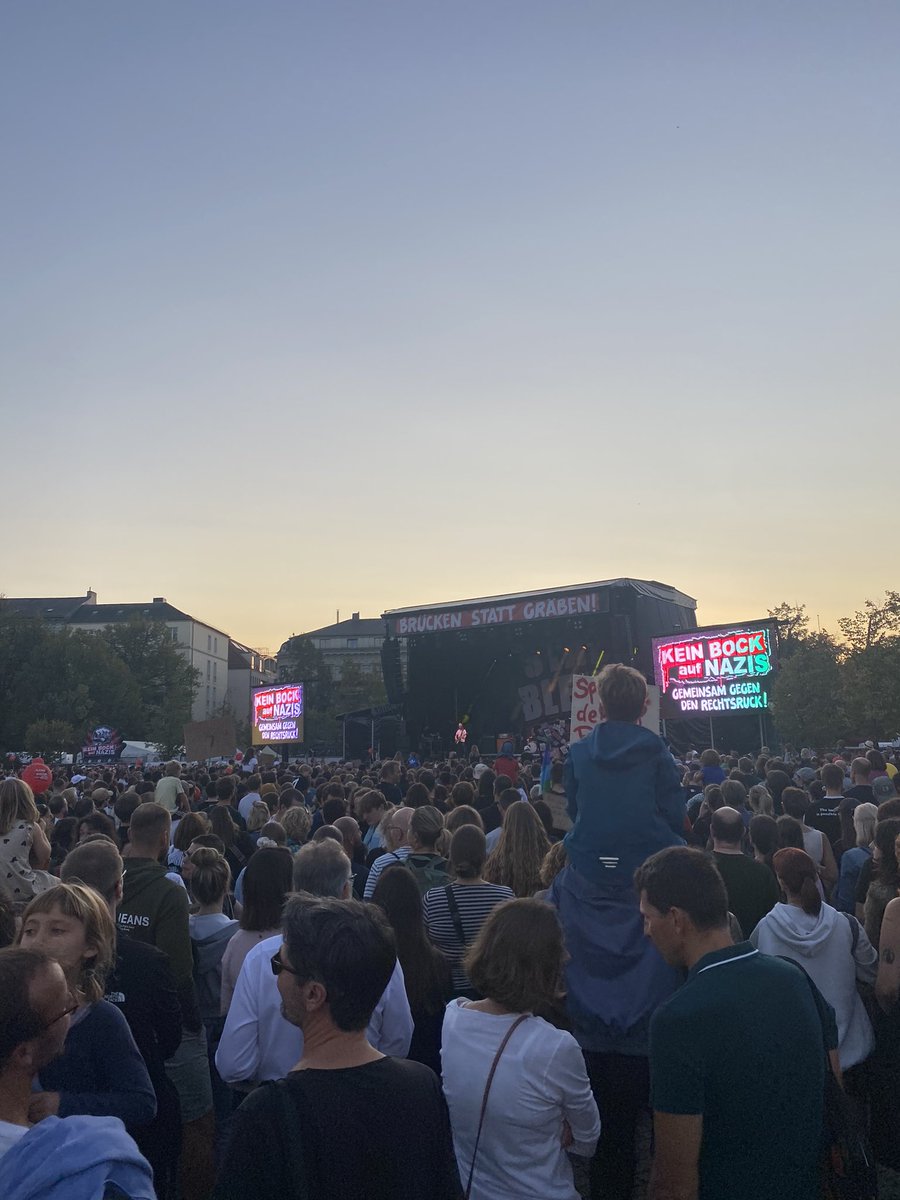 Jan Schlemermeyer (@schlemermey1) on Twitter photo Am Tag vor Landtagswahl tausende Menschen in #Potsdam bei Kundgebung & Konzert #stabilbleiben von <a href="/KeinBockAufNazi/">Kein Bock Auf Nazis</a> gegen Rechtsruck & die #NoAfd. Protip: Rechte Sperrminorität verhindern geht nur, wenn <a href="/DieLinkeBrdburg/">DIE LINKE. Brandenburg</a> morgen in Landtag kommt. Gegen rechts brauchts linke Politik. Am Tag vor Landtagswahl tausende Menschen in #Potsdam bei Kundgebung & Konzert #stabilbleiben von <a href="/KeinBockAufNazi/">Kein Bock Auf Nazis</a> gegen Rechtsruck & die #NoAfd. Protip: Rechte Sperrminorität verhindern geht nur, wenn <a href="/DieLinkeBrdburg/">DIE LINKE. Brandenburg</a> morgen in Landtag kommt. Gegen rechts brauchts linke Politik.