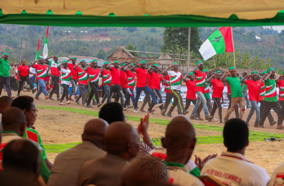 Le Secrétaire général du <a href="/CnddFdd/">CNDD-FDD</a> s’est joyeusement joint aux Bagumyabanga de <a href="/Gitega/">Province Gitega</a> pour accueillir solennellement  2066 nouveaux membres adhérents au Parti #CNDDFDD. La zone Maramvya de Makebuko a, à elle seule, enregistré plus de 1200 nouveaux membres en provenance du CNL.