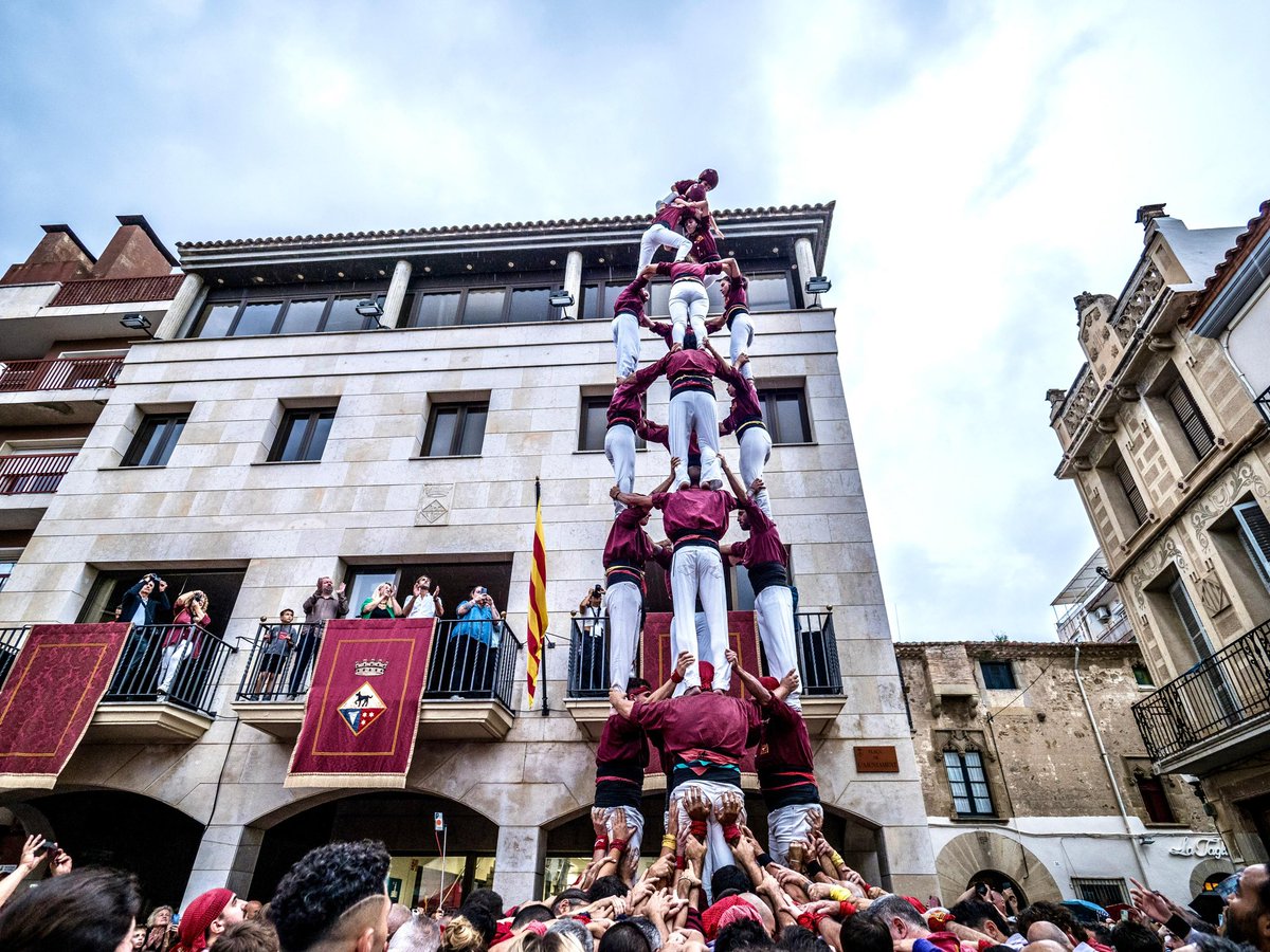 XicsGranollers's tweet photo. Aquesta tarda hem sigut a #Calella per celebrar la seva Festa Major on hem descarregat:
Pd4 caminat, 5d7 i 4d8. 
La tercera ronda ha quedat suspesa per pluja. 🌧️
Gràcies @maduixots i @Minyons pel cop de ma a les pinyes. 
#VolemMés #castells https://t.co/gTyJw5fppi