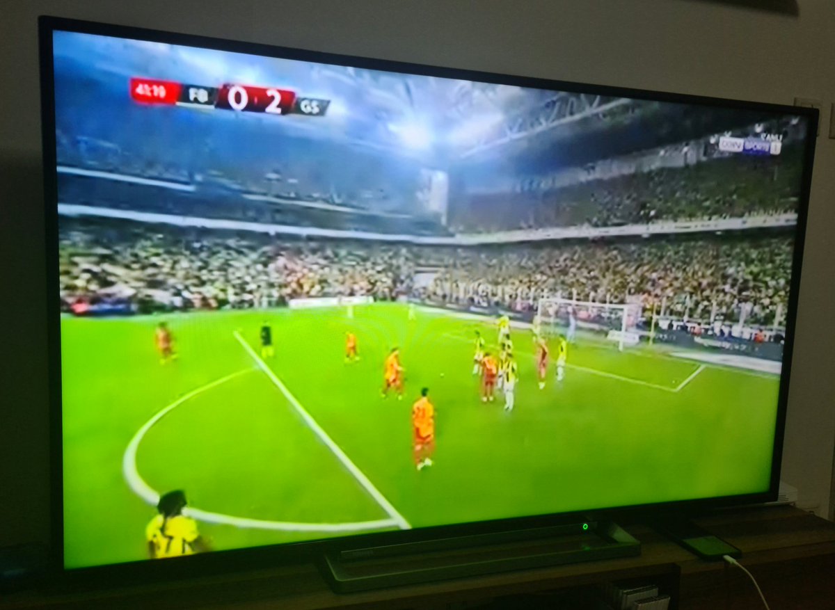 serdaraltan17's tweet photo. Sözde bu ülkenin en değerli maçı. Yersen... 360p çözünürlükte dona dona maç izliyoruz. 5-10 sene önce de bunları yaşıyorduk derbilerde, hiçbir değişiklik yok o zamandan bu yana. Rezillik!!!

#FBvGS https://t.co/6BxBH8TpRn
