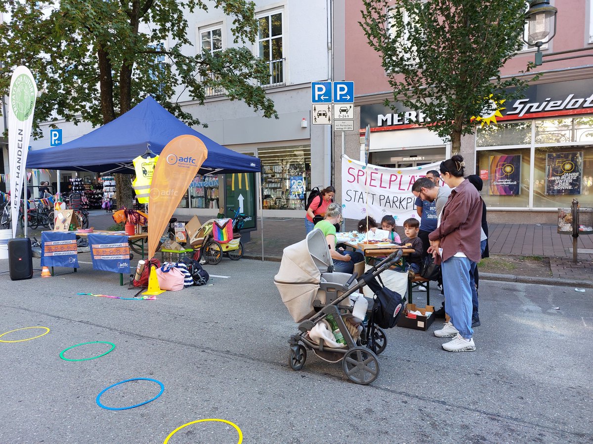 Musik,  Spielen, Malen und gute Laune - da wo sonst nur Autos in der  Bahnhofstraße parken, fand gestern Nachmittag die Aktion "Spielplätze  statt Parkplätze" statt und war ein voller Erfolg! #ParkingDay #ADFC #Augsburg