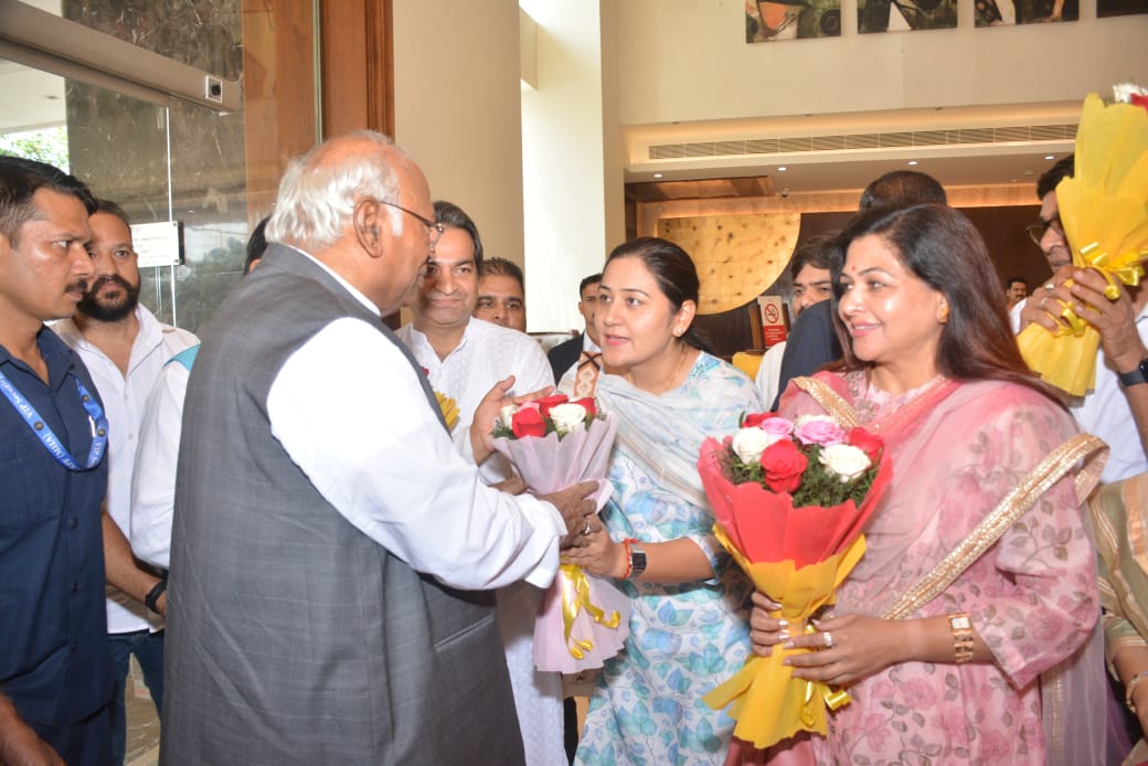 NBhardwajINC's tweet photo. अखिल भारतीय  कांग्रेस के राष्ट्रीय अध्यक्ष माननीय श्री मल्लिकार्जुन खड़गे जी जम्मू एयरपोर्ट पहुंचेने  पर मीडिया इंचार्जव राष्ट्रीय प्रवक्ता डॉली शर्मा जी ने पुष्प गुच्छ भेट कर स्वागत किया । https://t.co/0IQji613bp