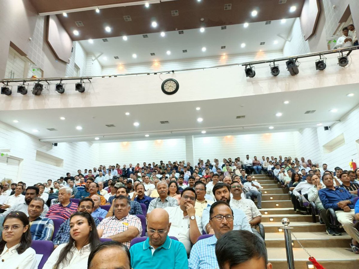 CA. Kemisha Soni, VCP,CFMIP,ICAI with other office bearers of Indore Branch,CIRC,inaugurated the Conference on Capital Markets at ICAI Bhavan, Indore on 21.9.24,Saturday
CA. Vikas Khemani &amp; CA. Anil Singhvi deliberated in session of Investment ki Pathshala-CA.The Investment Guru.