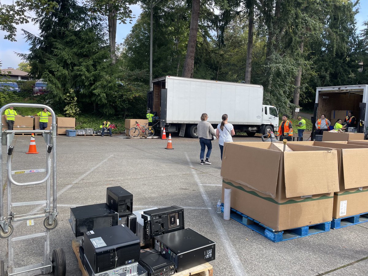 westseattleblog's tweet image. Recycle Roundup at Fauntleroy Church until 3 pm. Free dropoff - electronics and more. List of what they'll take is on our calendar westseattleblog.com/events