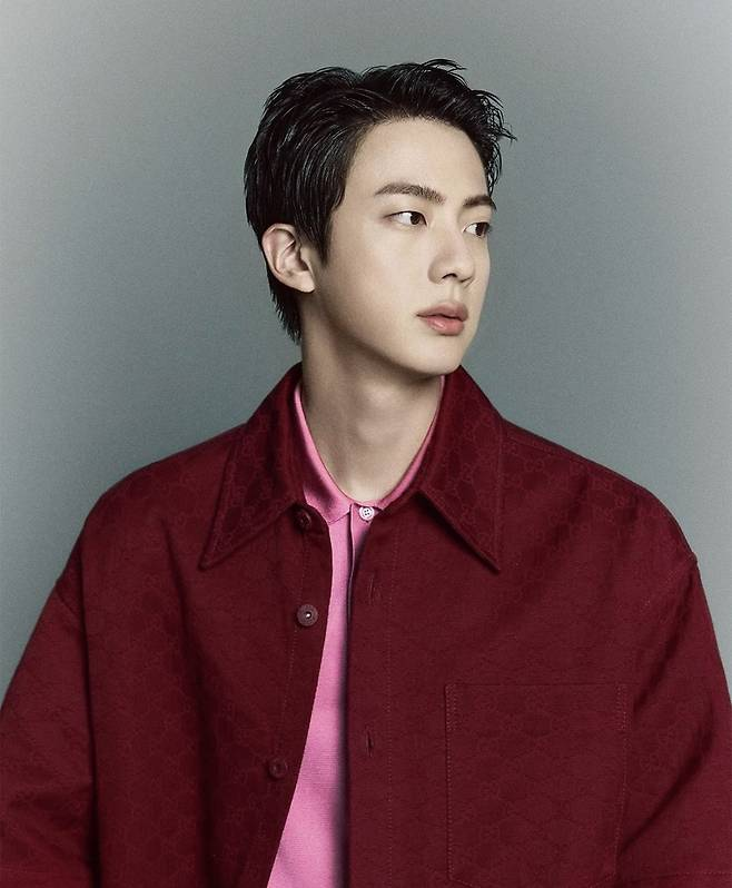 Two2_2owT's tweet photo. 《粗略翻譯》

防彈少年團（BTS）的Jin在「米蘭時裝週」（Milan Fashion Week）上成為提及次數最多的名人，彰顯了他作為「全球超級巨星」的地位。

作為高級精品時尚品牌Gucci的全球代言人，Jin於韓國時間20日出席於義大利米蘭舉行的「Gucci 2025春夏女裝時裝秀」，受到了全球的熱烈歡呼與關注。

根據全球客戶體驗管理平台Sprinklr的數據，Jin以超過300萬次的被提及量成為「米蘭時裝周上提及次數最多的名人」全球第一名。此外，Jin所代言的Gucci也被提及超過200萬次，成為全球提及次數最多的設計師品牌，這充分證明了Jin作為頂級全球巨星的超高人氣和影響力。

在韓國時間20日的24小時內，Jin在全球X（前Twitter）平台上佔據了流行趨勢的前三名。此外，截至20日，Jin在過去7天內也成為「2024米蘭時裝週」相關的全球Google搜尋詞彙第一名，再次證明了其作為全球時尚偶像的超高人氣。

#JinxGucci 這個標籤成為與Gucci相關提及次數最多的話題，甚至在過去7天裡還超越了官方標籤 #Gucci。

作為「視覺之王」的Jin，在Gucci時裝秀上展現了完美的外貌與優雅的姿態，吸引了所有人的目光。

作為「Gucci的代言人」，Jin坐在擁有Gucci、Bottega Veneta、Saint Laurent、Balenciaga、Alexander McQueen、Boucheron、Lindberg等眾多品牌的公司Kering主席Francois-Henri Pinault的旁邊一同觀看時裝秀。

許多粉絲早早就等候在現場，只為一睹Jin的風采。全球各大時尚雜誌也爭相通過官方帳號發布Jin的照片和影片。

《Vogue》雜誌的斯堪地那維亞版的主編在Instagram上發布了Jin以及現場粉絲對他熱情歡呼的影片，並寫道：「看看Jin從Gucci秀場出來時的尖叫聲。OMG！」

Gucci的全球社交媒體負責人Fabio Di Stasio也在自己的Instagram上發布了粉絲熱情等待Jin的影片。

作為Gucci與高級珠寶品牌Fred的全球代言人，Jin曾多次引發連續的超快速售罄和官方網站癱瘓，被稱為「售罄王」和代表性的全球超級巨星。Jin首次參加時裝秀引發了全世界的熱烈反響。

https://t.co/5f6ChN2cqG
