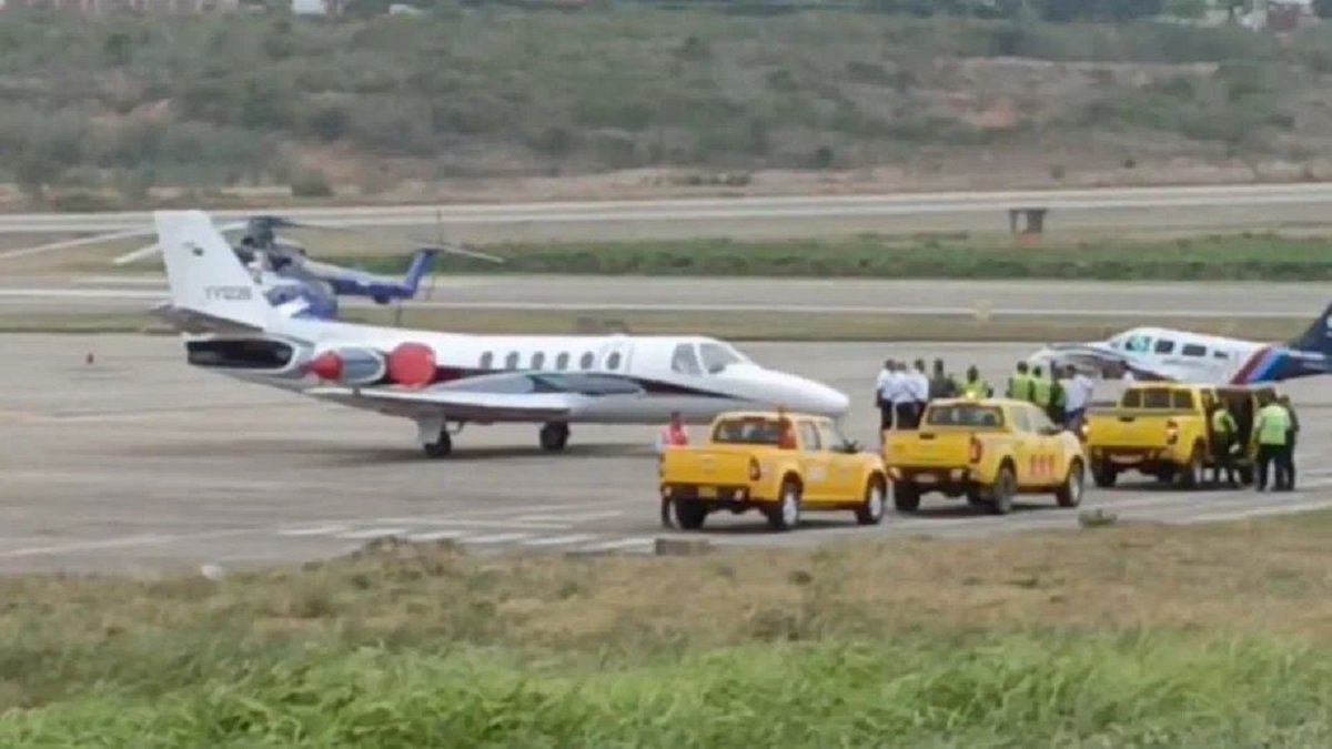 Norbey_Marin_'s tweet photo. Dos guardias de honor presidencial iban en avión venezolano que aterrizó en Cúcuta #21Sept #HastaElFinal
El avión venezolano que aterrizó de “emergencia” en Cúcuta llevaba como pasajeros a dos guardias presidenciales de honor, informó la Cancillería colombiana la noche de este viernes, 20 de septiembre.
https://t.co/WmwLzyhiAS
Redacción Hasta que caiga la Tiranía.-