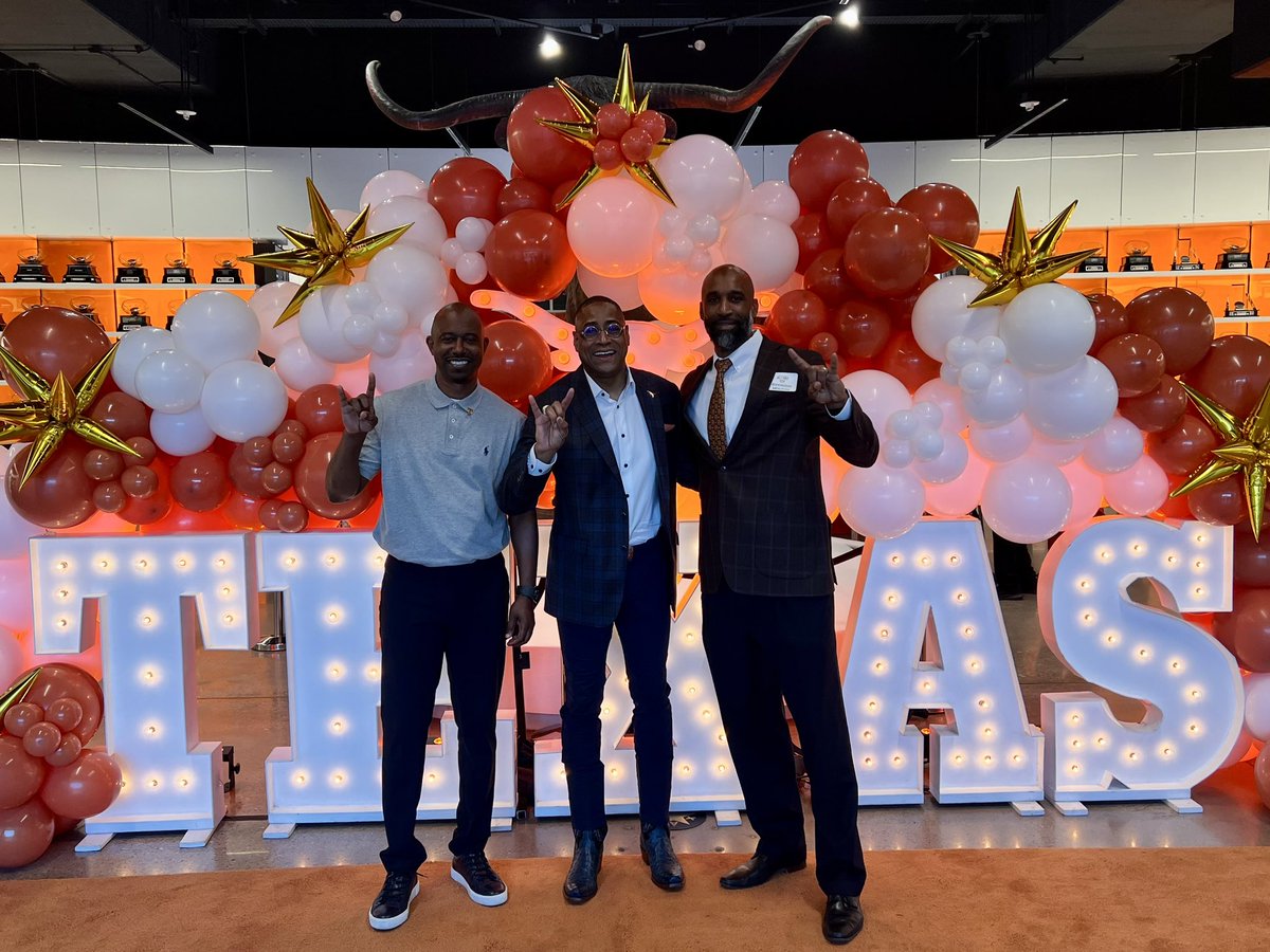 RodneyTerry's tweet image. Congrats to Longhorn Legend @highfive32 on your induction into the Texas Athletics Hall of Honor! So great to catch up with Coach Penders and have so many of your former teammates back on The Forty to celebrate the achievement. #HookEm🤘🏾