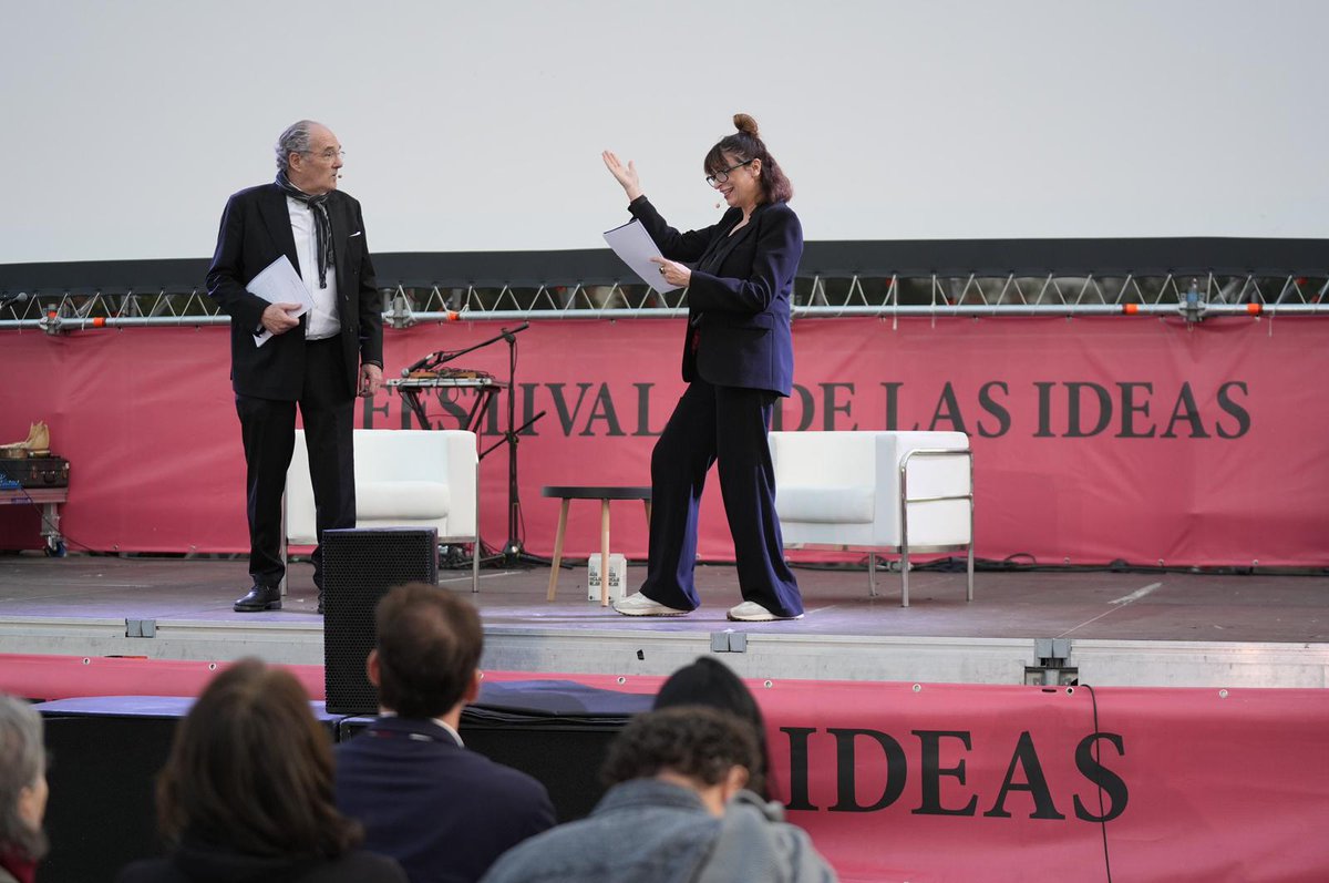festdelasideas's tweet image. ¿Hasta qué punto nuestras emociones se contagian como un bostezo? 🤔💭 Belén Ponce de León y Carlos Olalla exploran cómo el amor, la ira o el resentimiento se propagan entre personas y emociones en este escénico. #FDI24